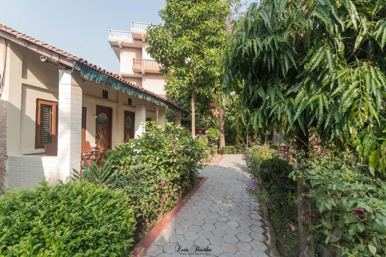 Eden Jungle Resort Sauraha Exterior photo