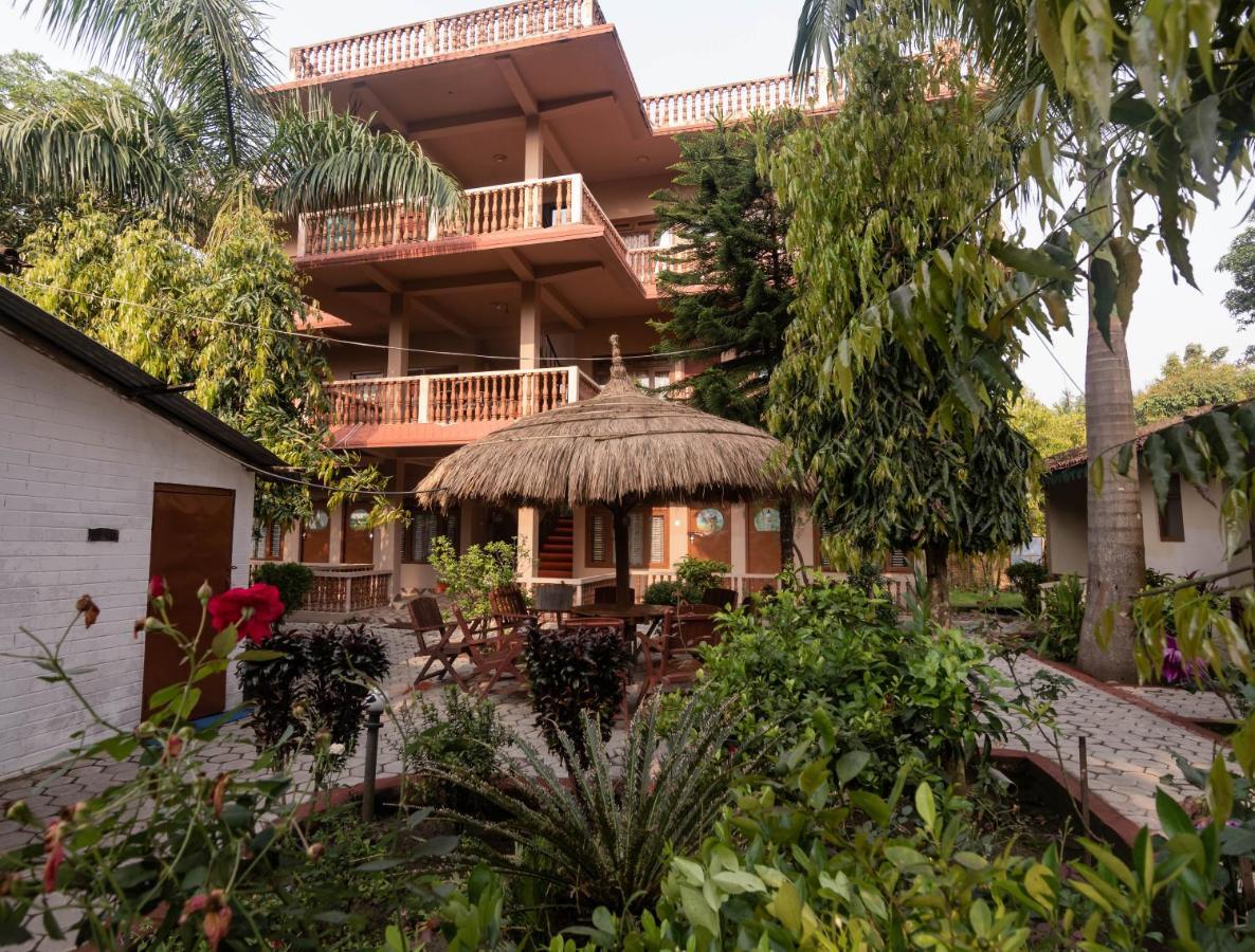 Eden Jungle Resort Sauraha Exterior photo