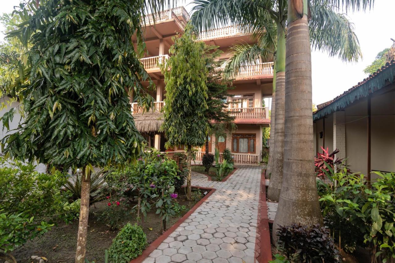 Eden Jungle Resort Sauraha Exterior photo