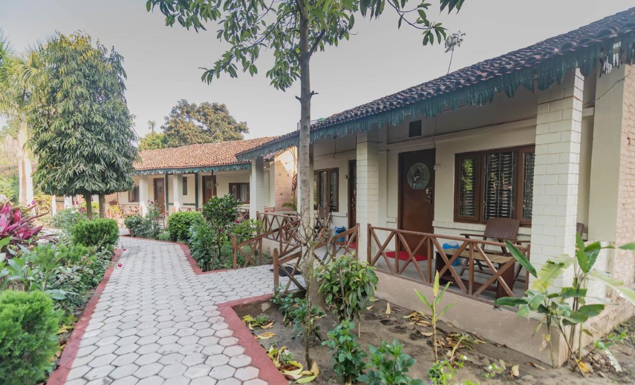 Eden Jungle Resort Sauraha Exterior photo
